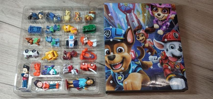 Новорічний адвент календар "Щенячий патруль" Paw Patrol на 24 віконця з фігурками персонажів, 270 г 4399 фото